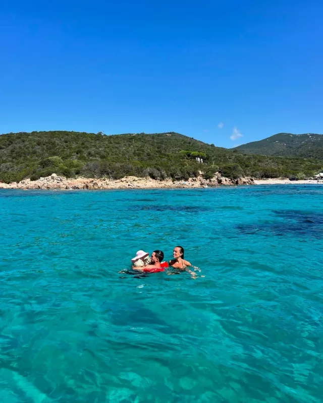 La Corse est l’endroit parfait pour profiter des premiers rayons de soleil. Le golfe du Valinco, est très largement reconnue comme l’un des lieux en Corse les plus adaptés aux familles voyageant avec des enfants. 

@bartaccia_hotel est idéal pour profiter de la région en famille. Cet hôtel 4 étoiles, offre notamment des suites familiales, appartements et villas privatives, une piscine dédiée aux familles ainsi qu’un espace enfants au restaurant. Le tout au sein d’un cadre naturel exceptionnel! 

À proximité, plages idylliques, découvertes culturelles et activités de plein air rythment le séjour. 

📸 : @benoitdouady et @charlene_lemer